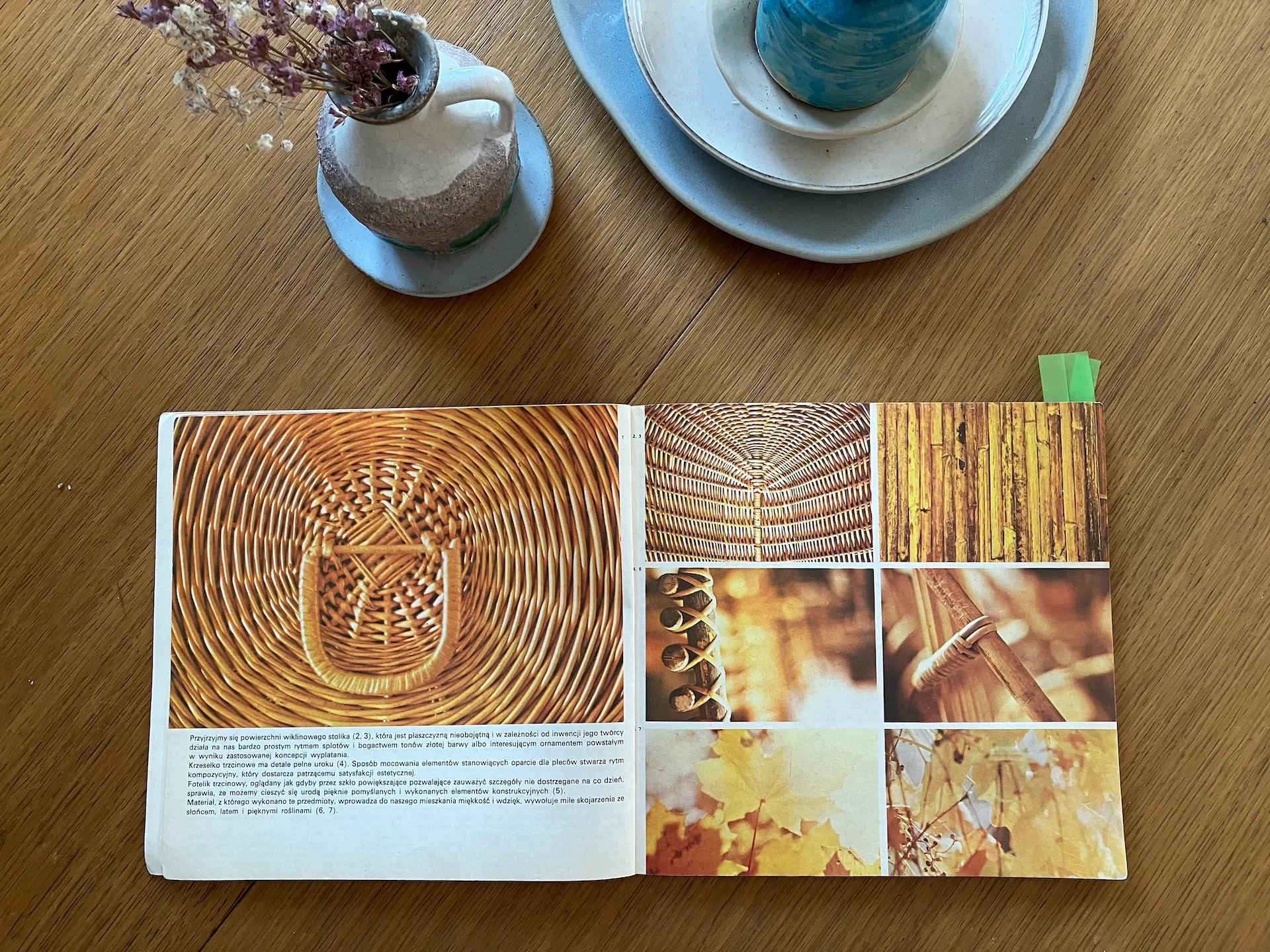 Katalog materiałów i tekstur w stylu japandi na drewnianym stole z ceramiczną zastawą i suchymi kwiatami