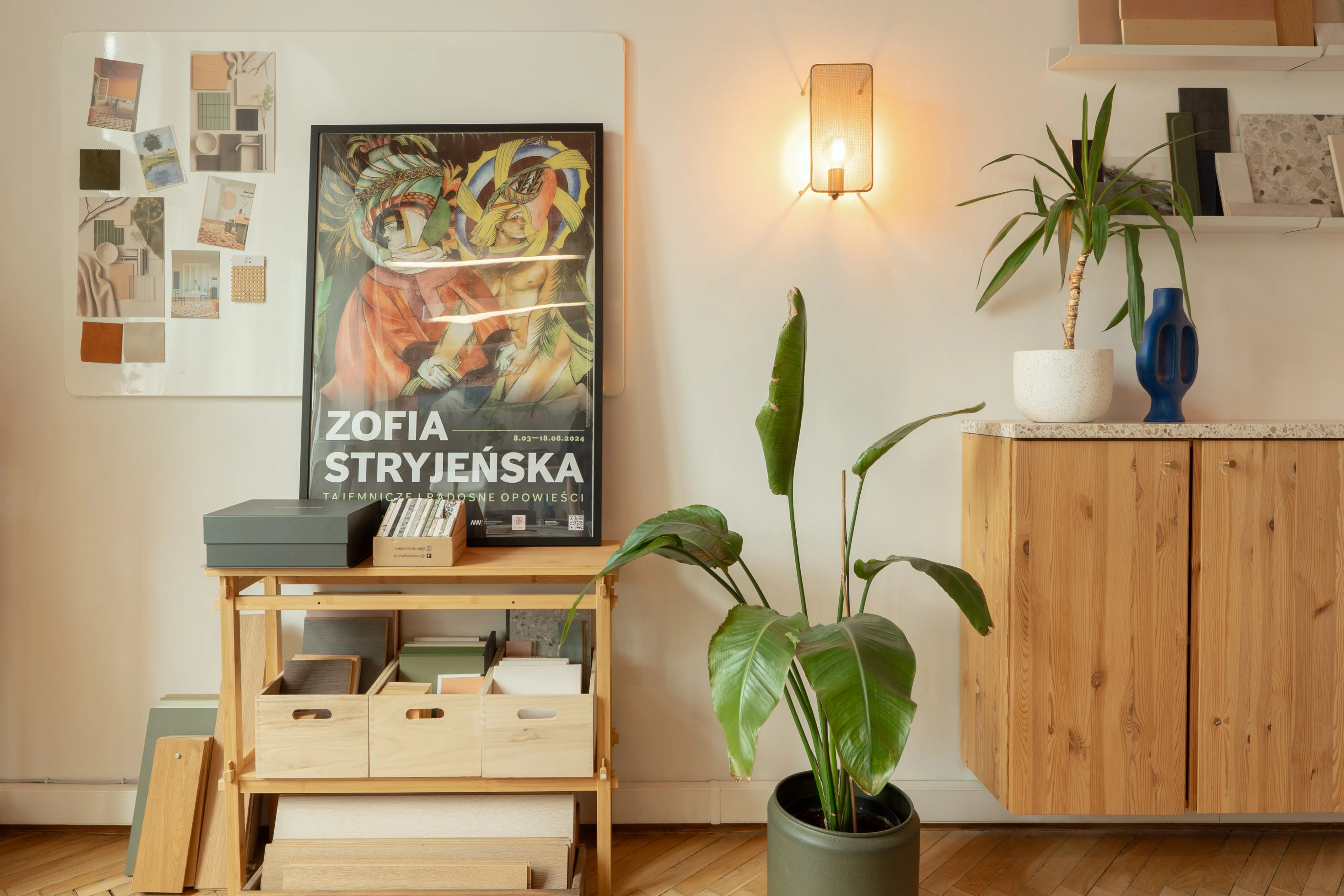 Wnętrze studia Kamiko z moodboardem i próbkami materiałów